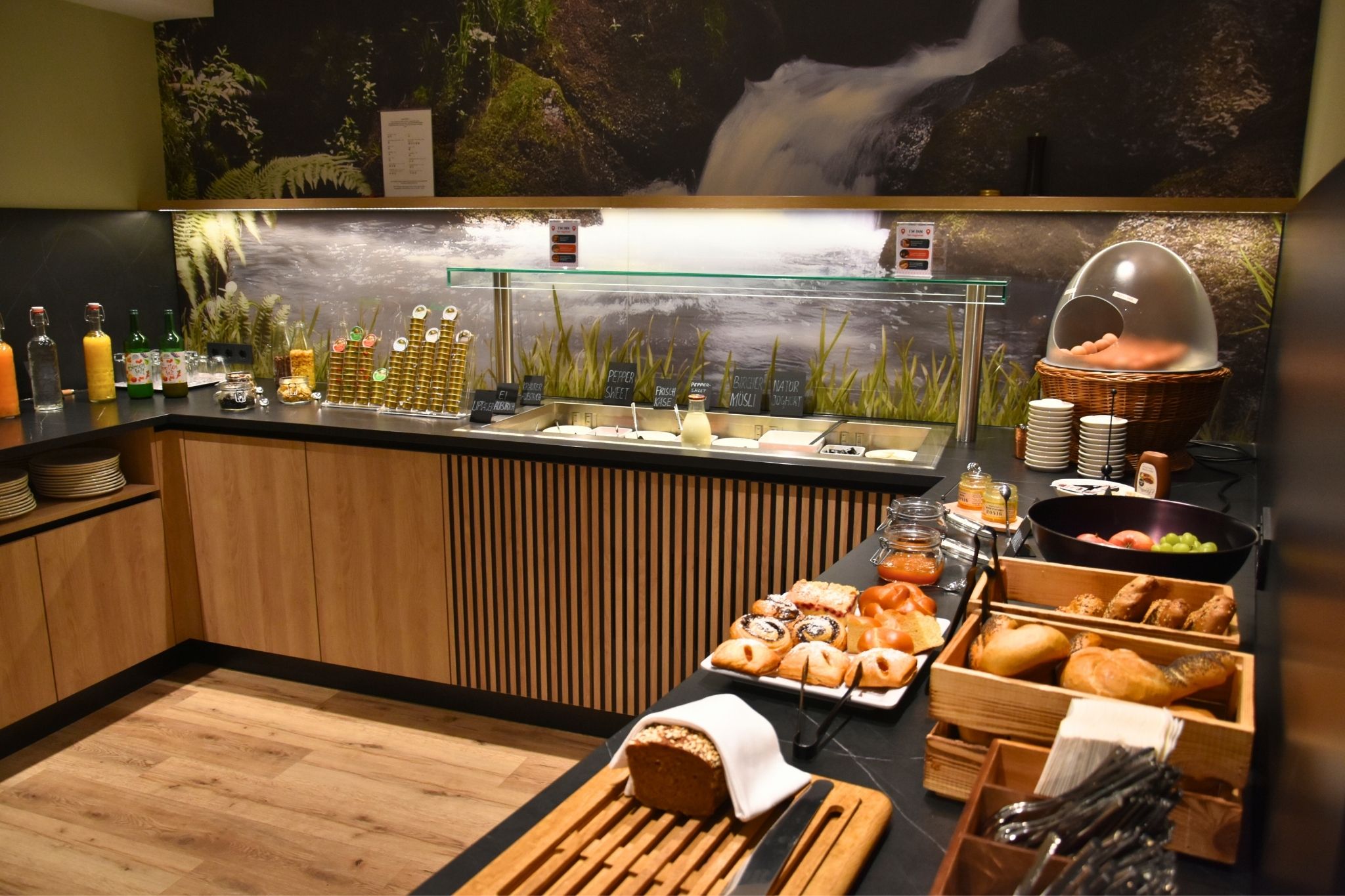 Frühstücksbuffet im I'm Inn Zwettl mit vielfältiger Auswahl an Gebäck, Gemüse, Aufstrichen und Getränken